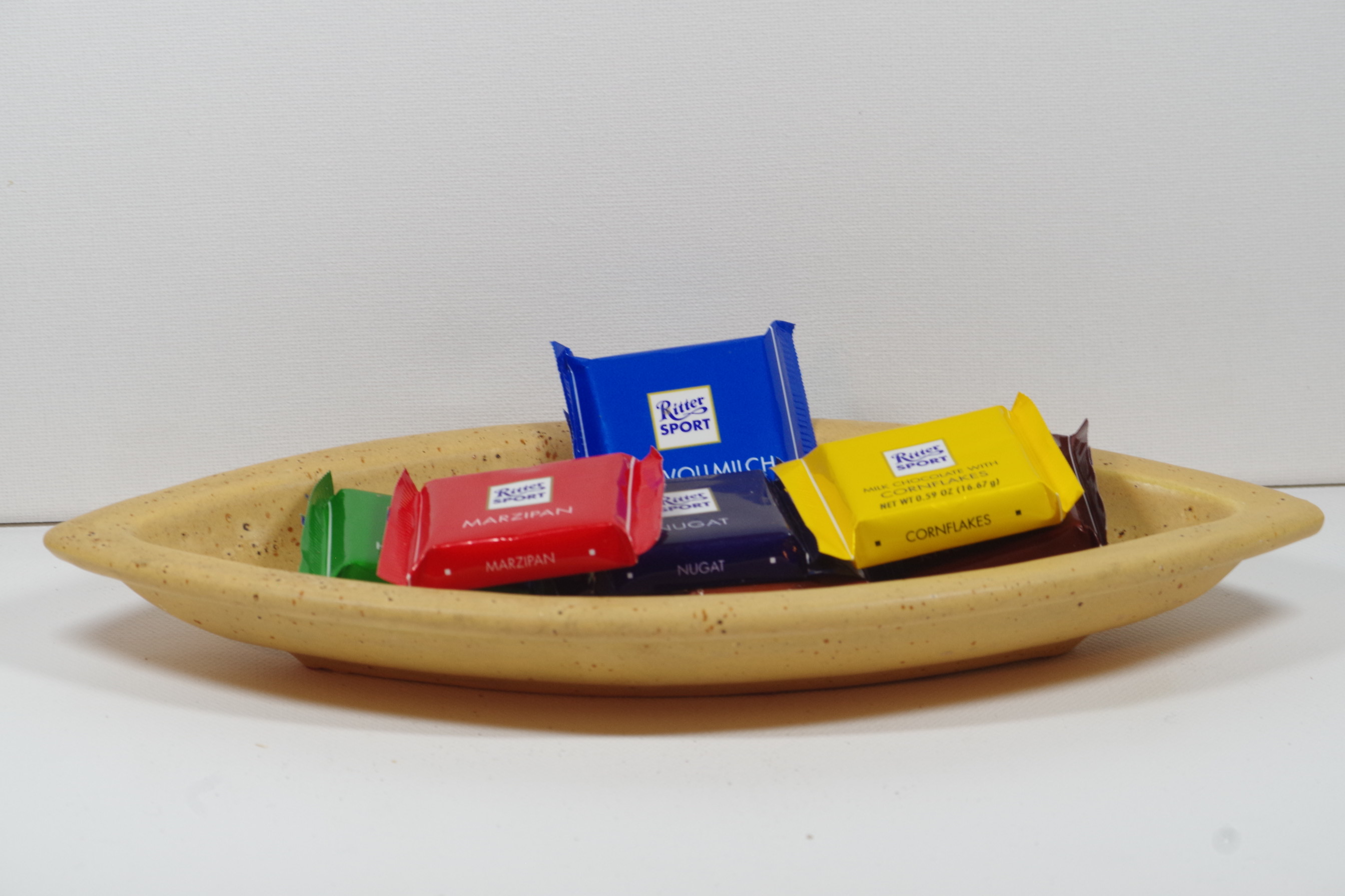 Servierplatte/Schiffchen, k&uuml;rbisgelb mit braunen Sprenkeln, 26 cm x 11 cm