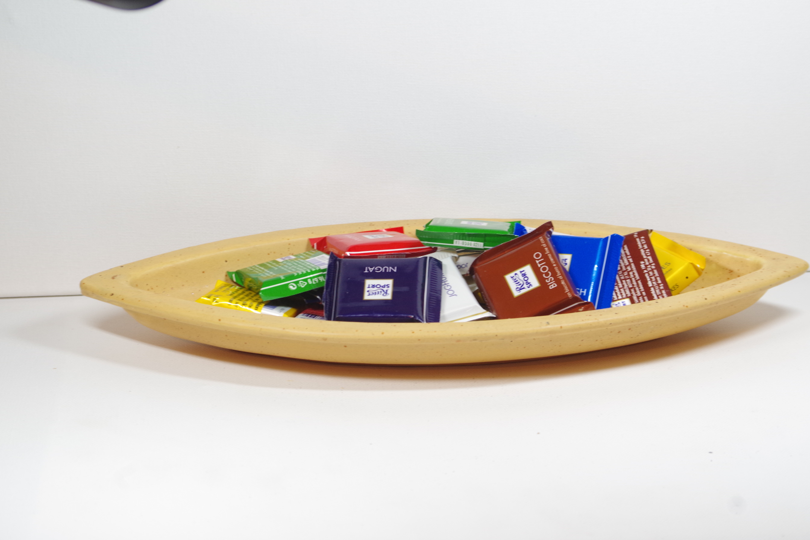 Servierplatte/Schiffchen, k&uuml;rbisgelb mit braunen Sprenkeln, 35 cm x 15 cm