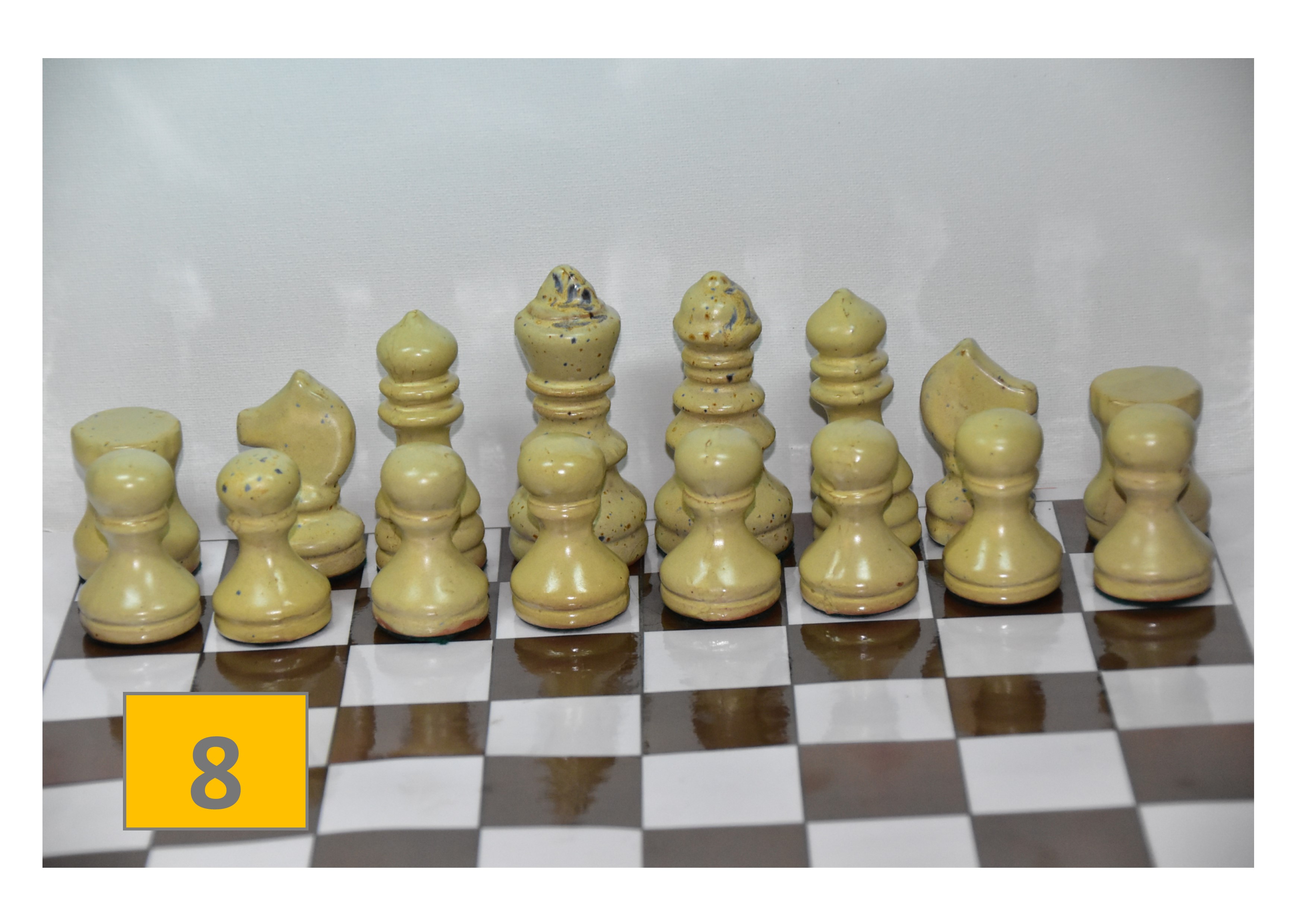 dotterfarben, cremefarben mit bunten Sprenkeln, seidenmatt