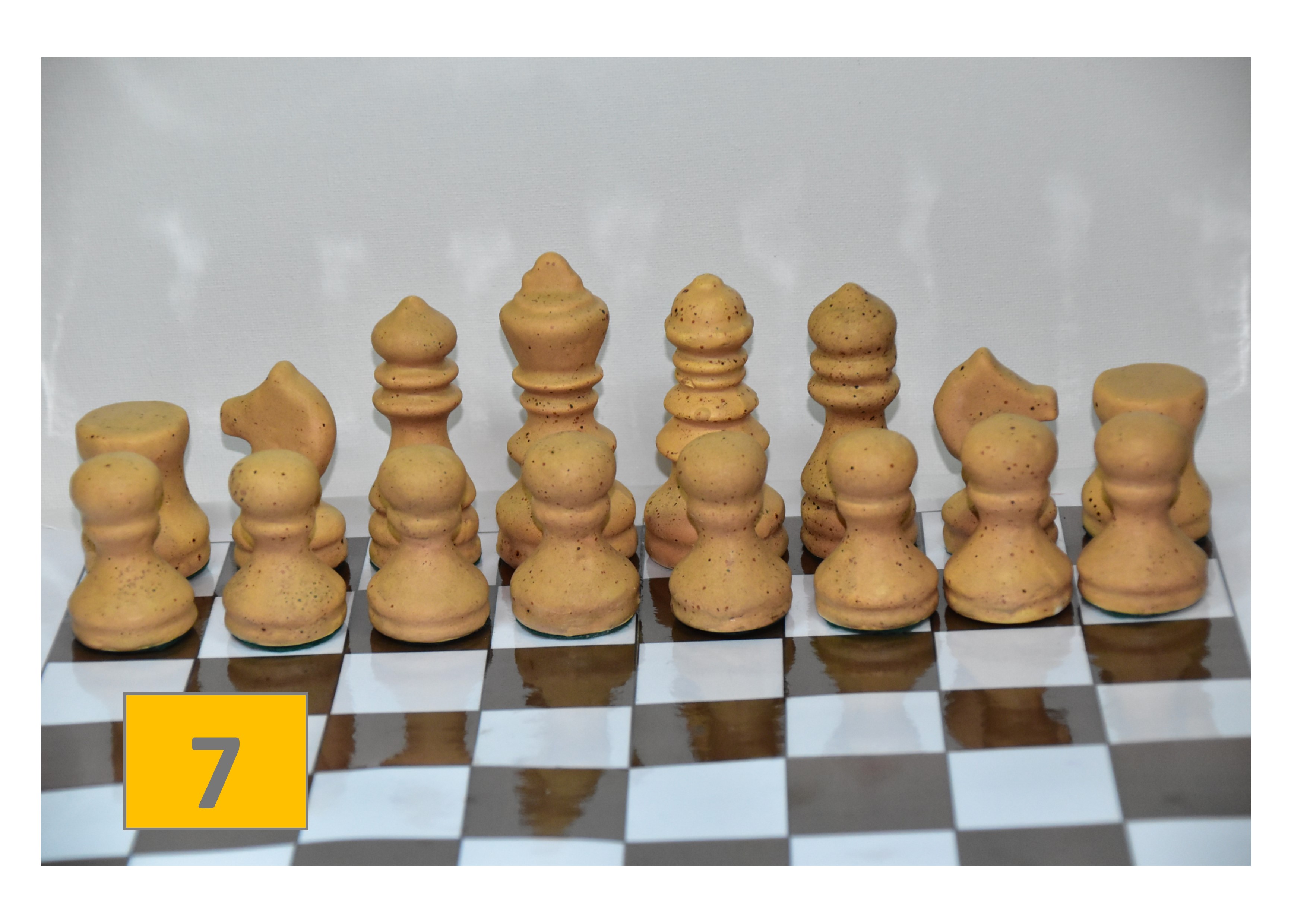 k&uuml;rbis, orangefarben mit dunkelen Sprenkeln, seidenmatt